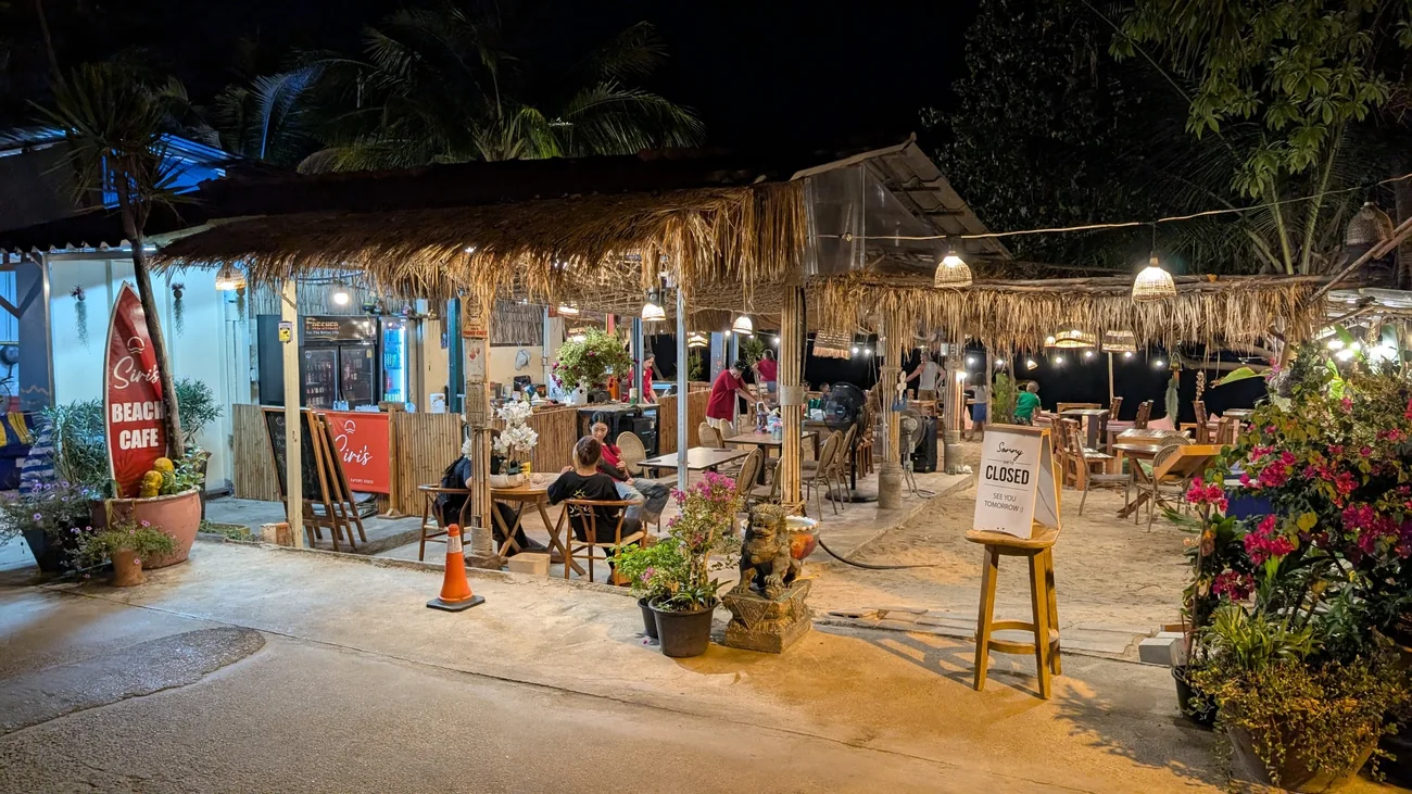 Siri's Beach Café bei Nacht